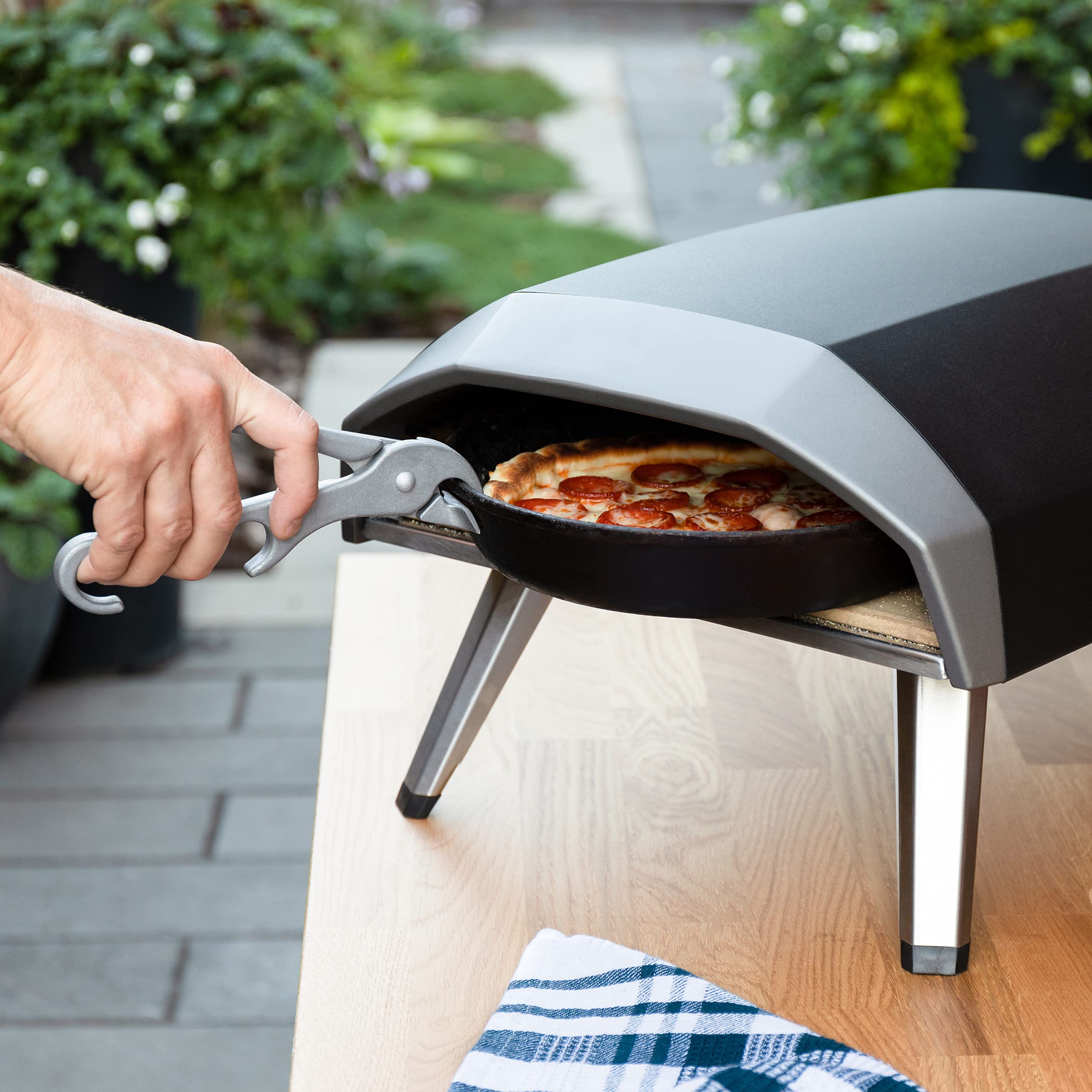 Chef Pomodoro spring loaded clasp ensures tight grip on a range of pans.