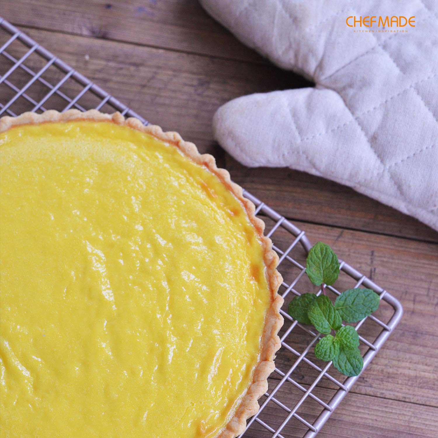 Versatile CHEFMADE tart pan suitable for quiches and desserts