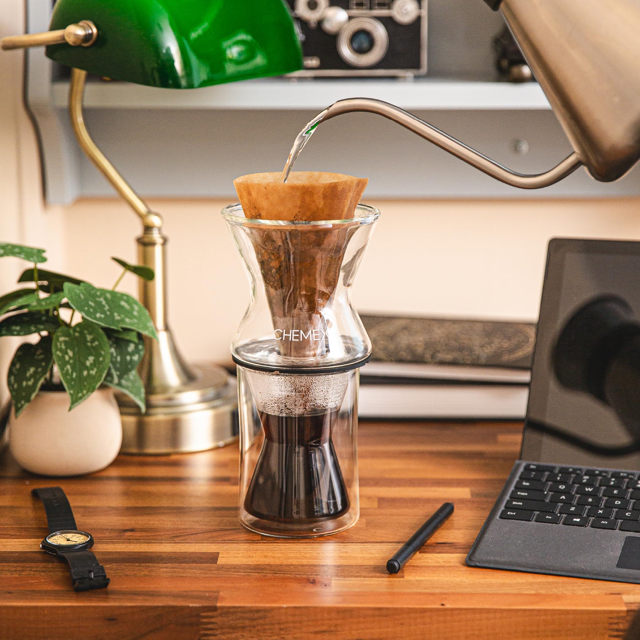 Chemex double-walled mug in hand highlights comfortable grip and cool exterior.