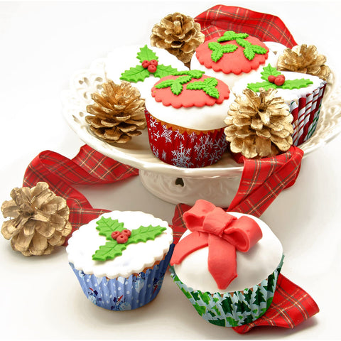 CHENGU candy-cane cupcake liners evoke classic Christmas sweetness.
