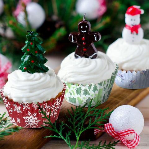 CHENGU Christmas-patterned liners bring colorful, eye-catching presentation to cakes.