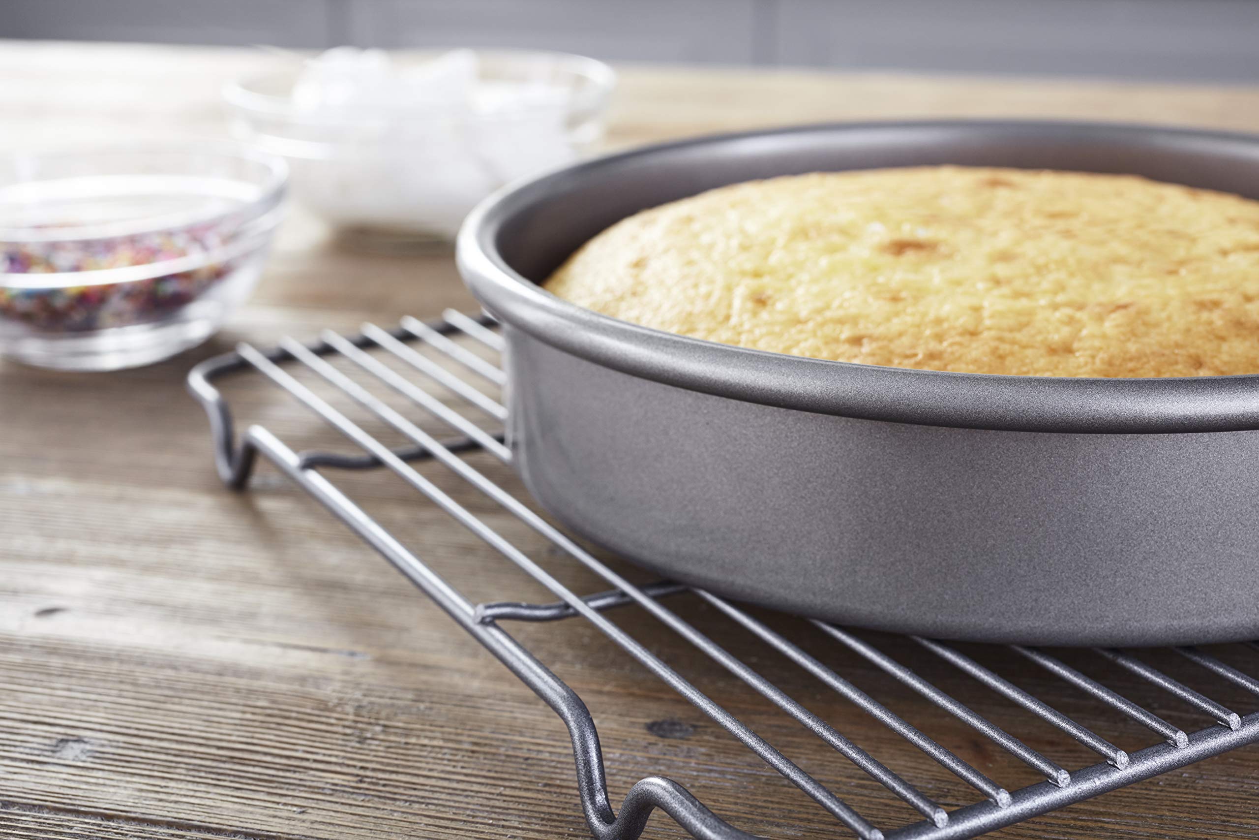 Side view of the Chicago Metallic pan highlighting straight sides.