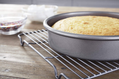 Side view of the Chicago Metallic pan highlighting straight sides.