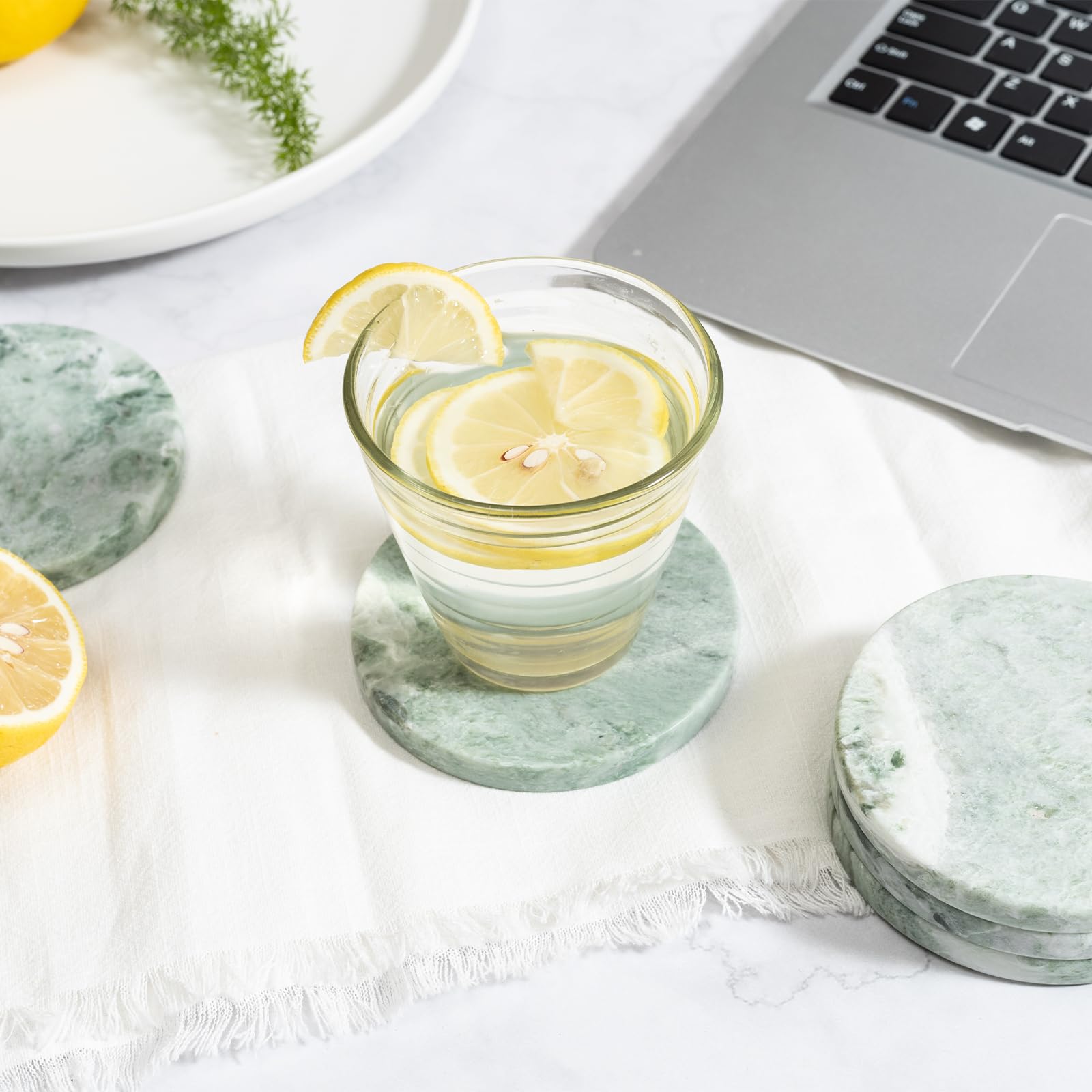 CHISELED ST DF SK four-piece set of green marble coasters protects furniture.