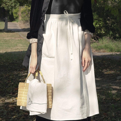 Cityelf cotton linen half apron pocket detail highlights two large pockets for phone and tools.