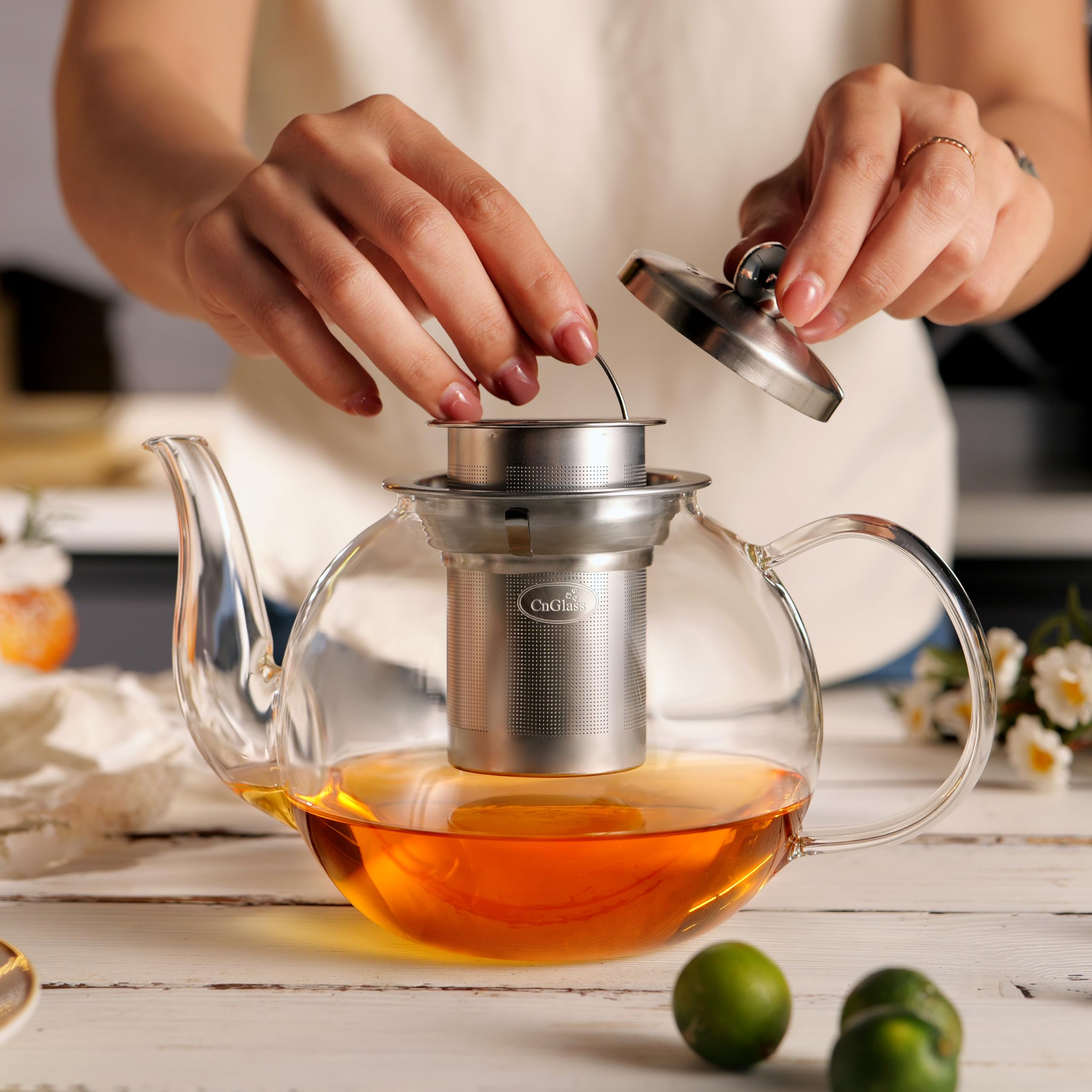 CNGLASS 40oz teapot ergonomic handle provides a comfortable grip during pouring.