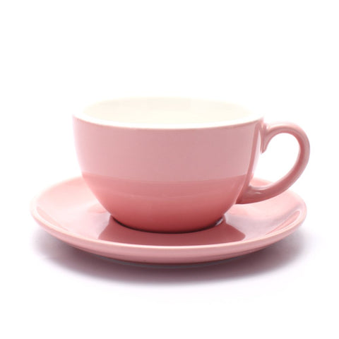 Coffeezone latte art cup in glossy pink for precise latte art and heat retention.