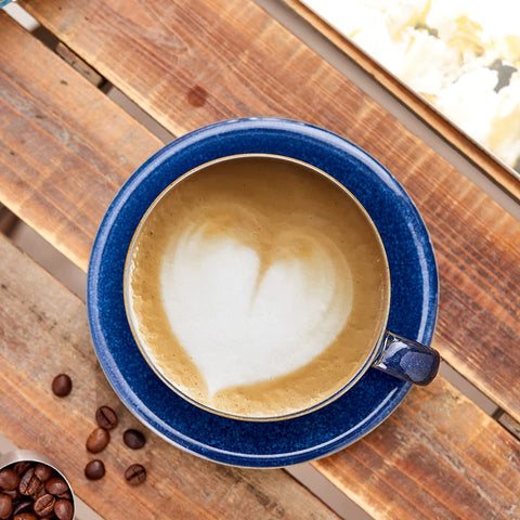 Coffeezone latte art cup side profile, highlighting comfortable grip for daily use.