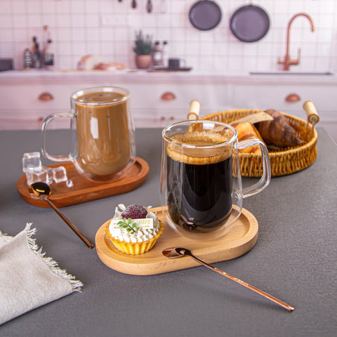 COMOME mug includes spoons for convenient stirring.