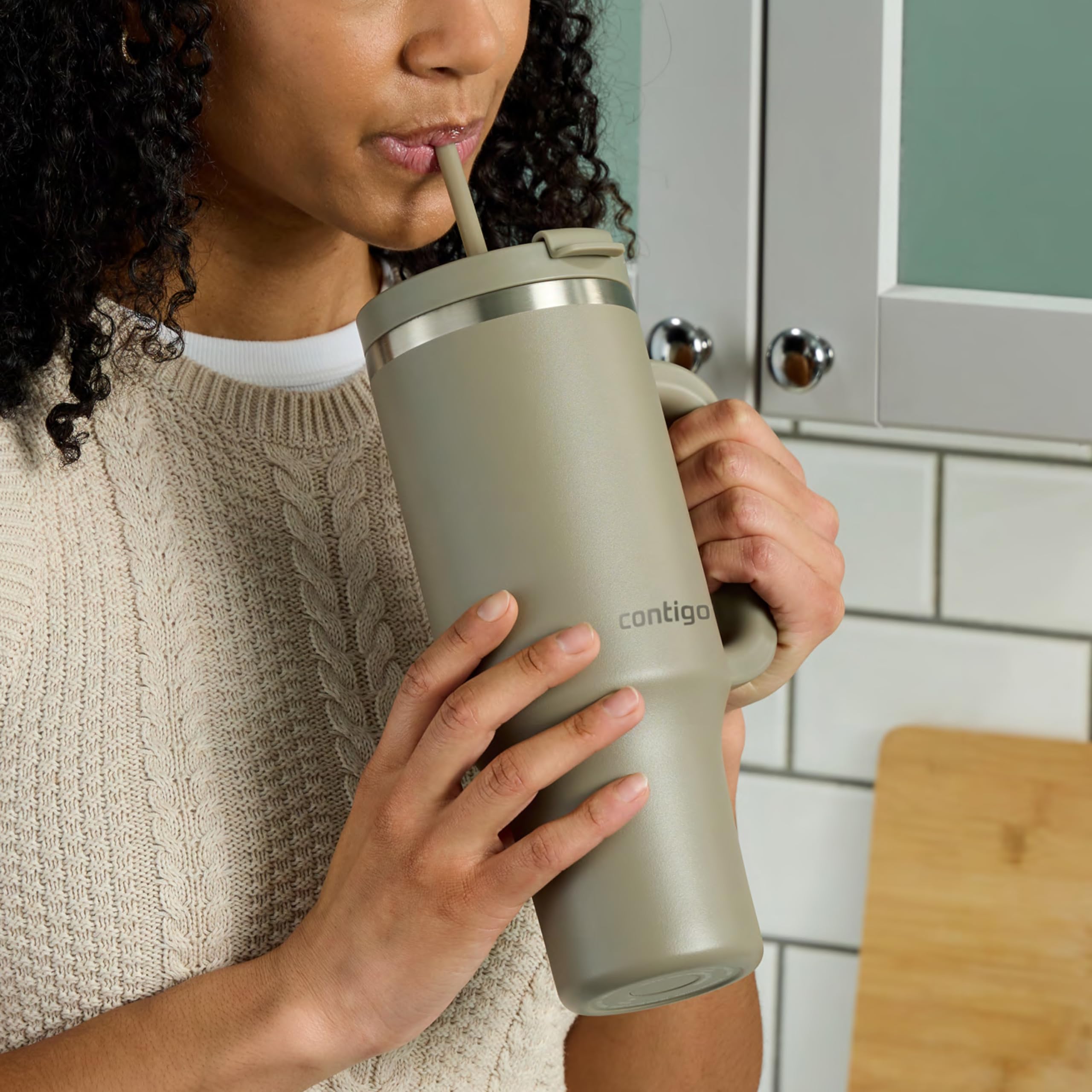 Contigo Streeterville 40oz sturdy carry handle for easy transport
