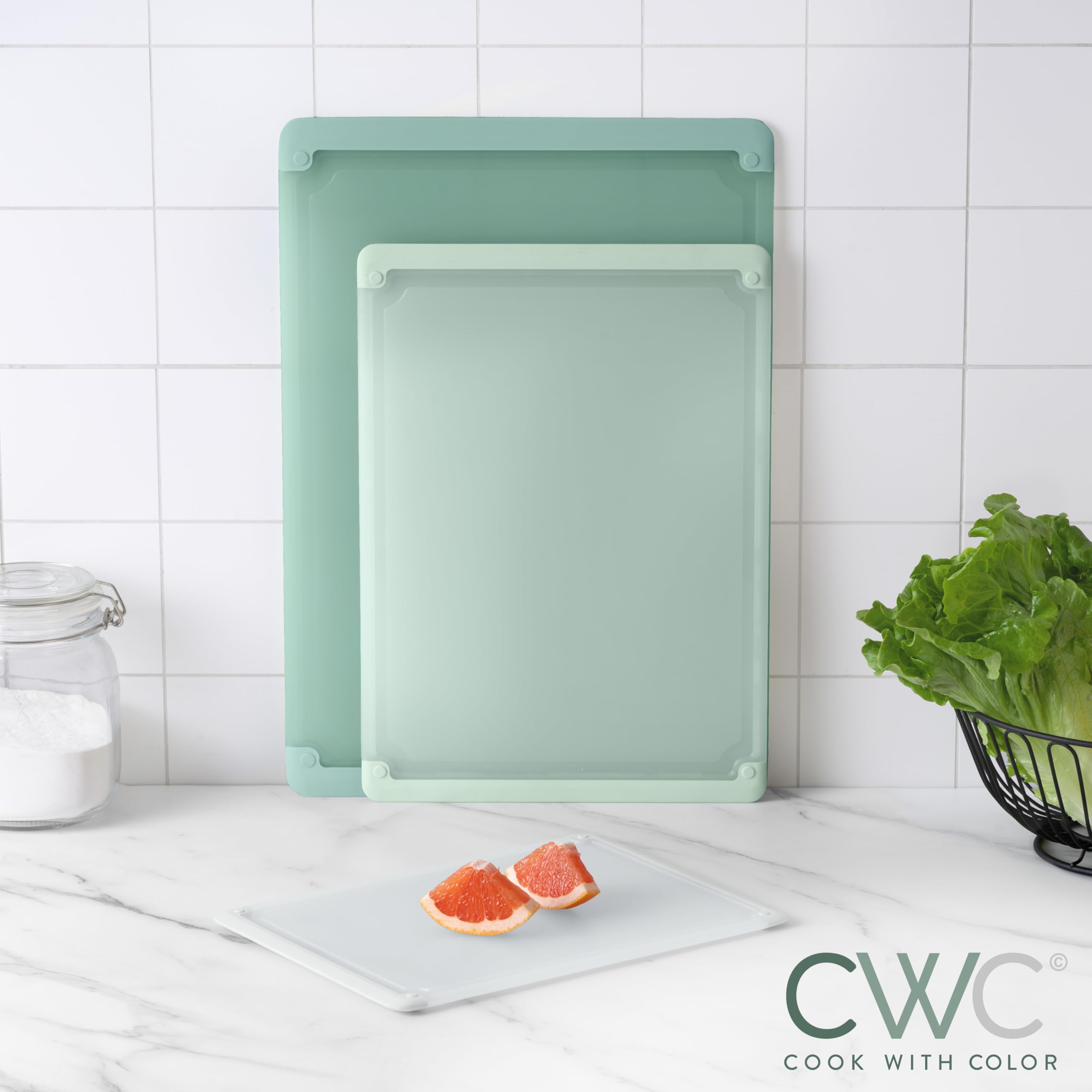 COOK WITH COLOR three-size set supports every kitchen task