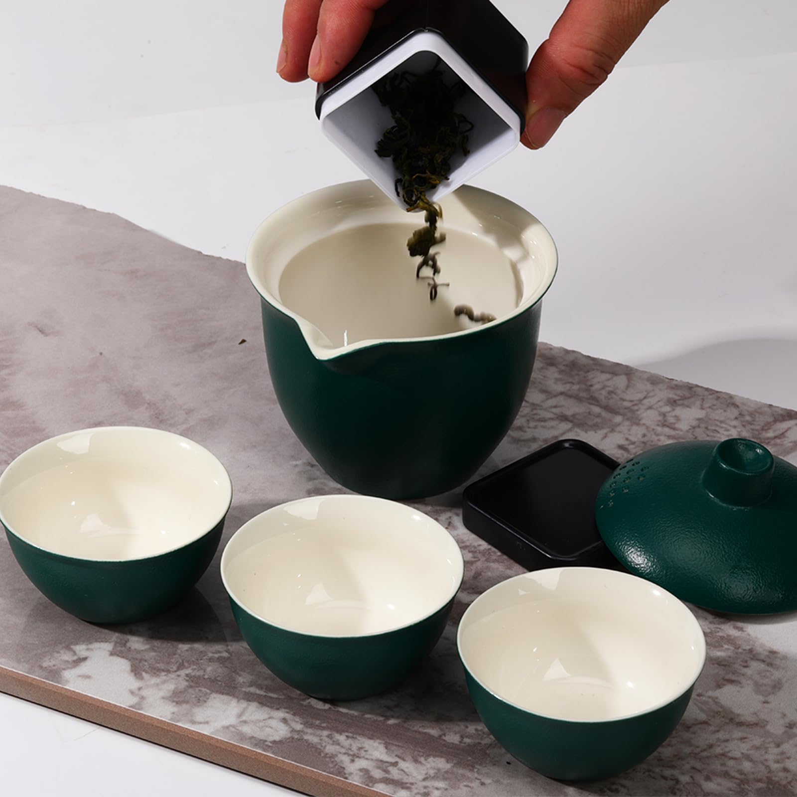Coolpei cover bowl paired with travel set for safe transport.