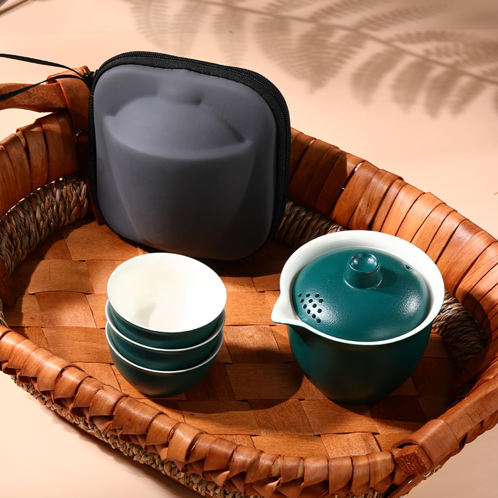 Coolpei eagle-mouth gaiwan with built-in filter delivers clean pours.