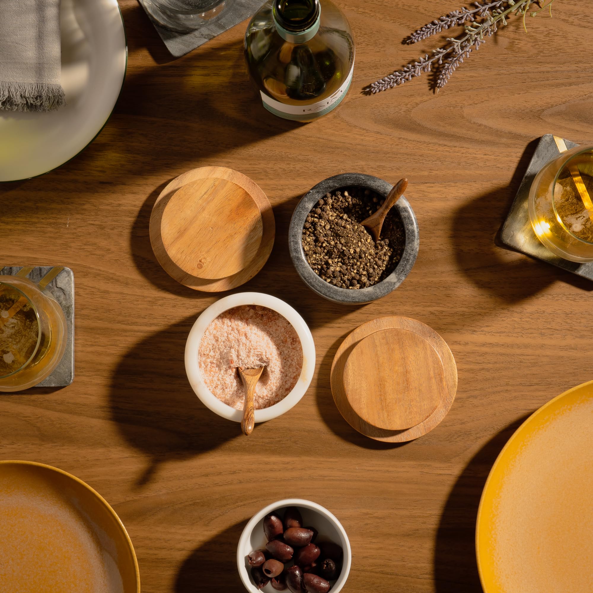 Non-skid feet keep the salt cellar stable during everyday use.