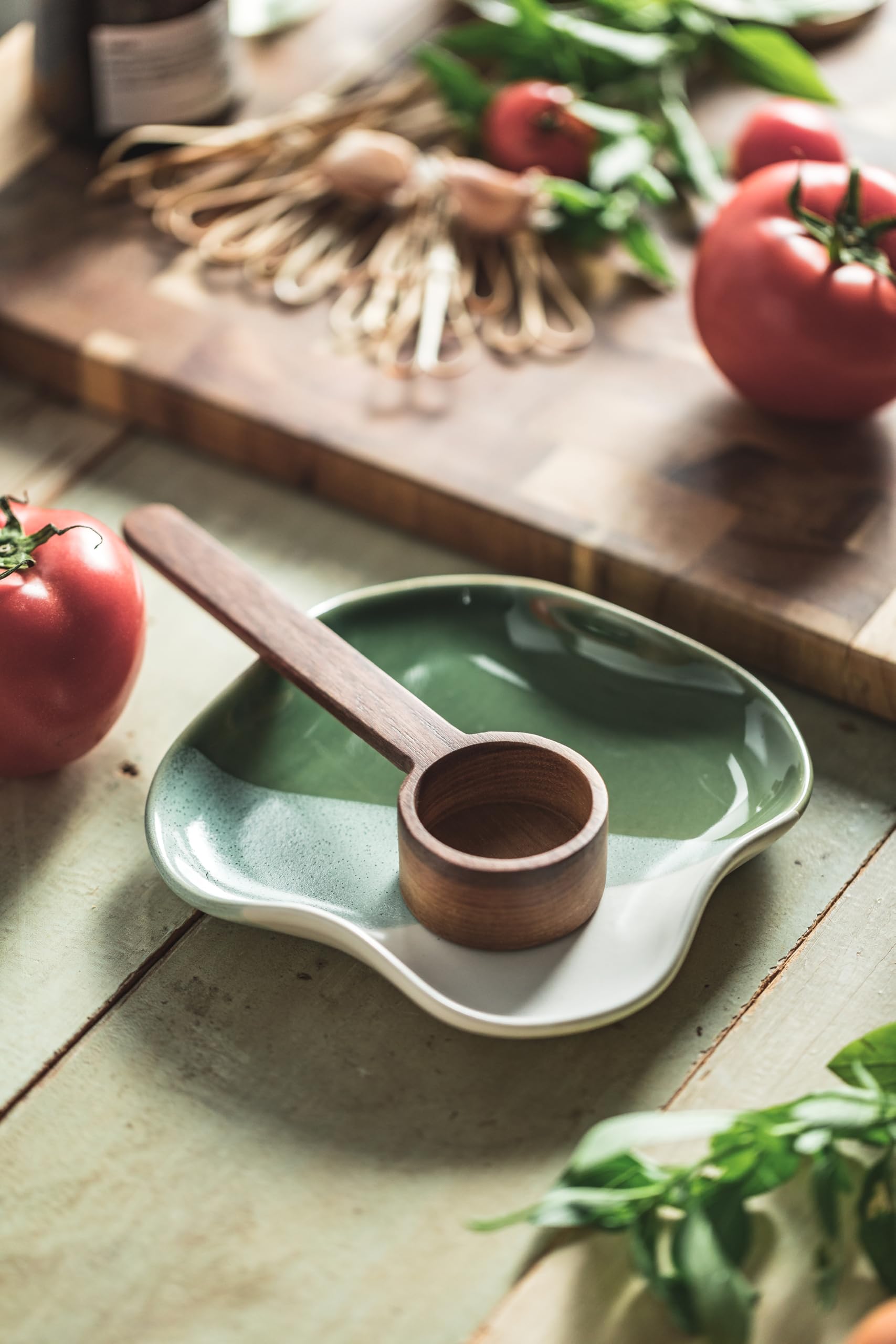 Cormomu ceramic spoon rest is dishwasher-safe for easy cleanup.
