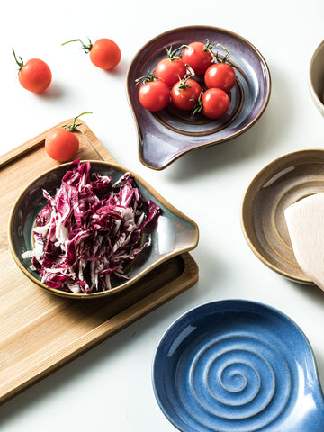 Cormomu ceramic spoon holder is easy to clean and dishwasher safe.