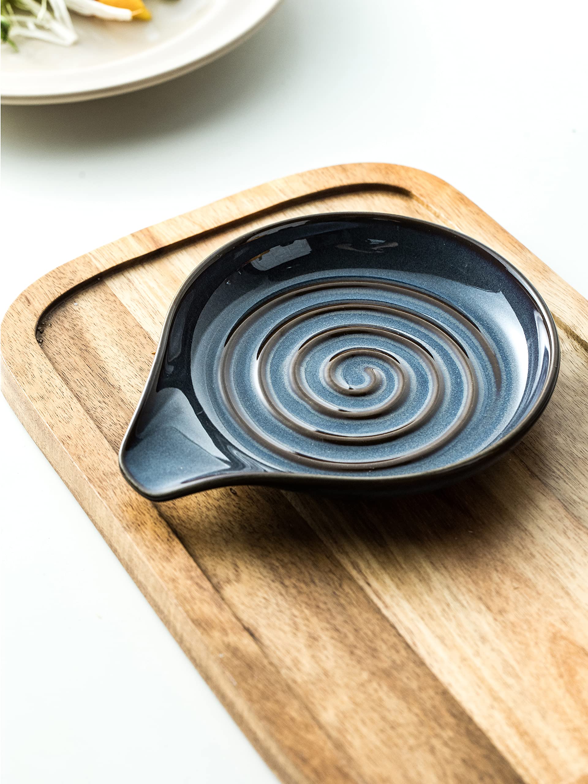 Cormomu spoon holder makes a practical housewarming gift for any kitchen.