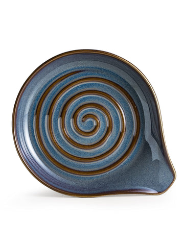 Cormomu spoon holder on the stove top provides a stable rest for spoons and spatulas.