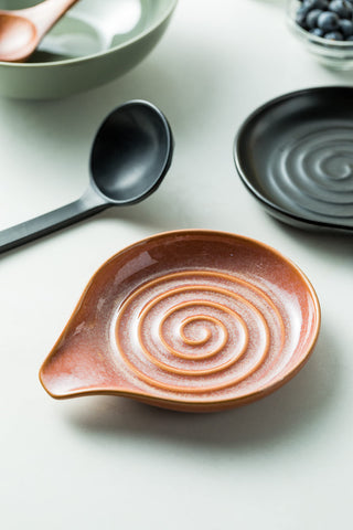 Cormomu spoon rest dishwasher safe for quick cleanup after meals.