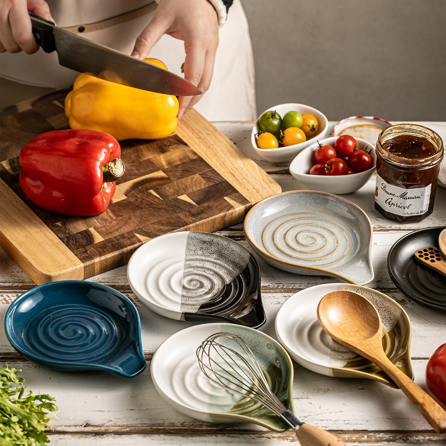 Cormomu spoon rest fits standard utensils for convenient use