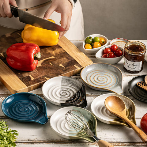 Cormomu spoon rest fits standard utensils for convenient use