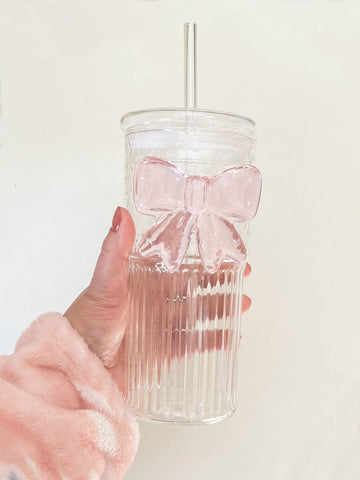 Cozifycasa dishwasher-safe glass cup with lid simplifies cleanup after beverages.