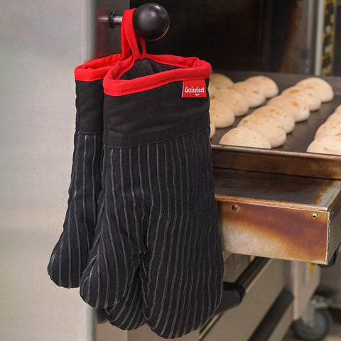 Coziselect black kitchen set complements decor while safeguarding daily tasks.