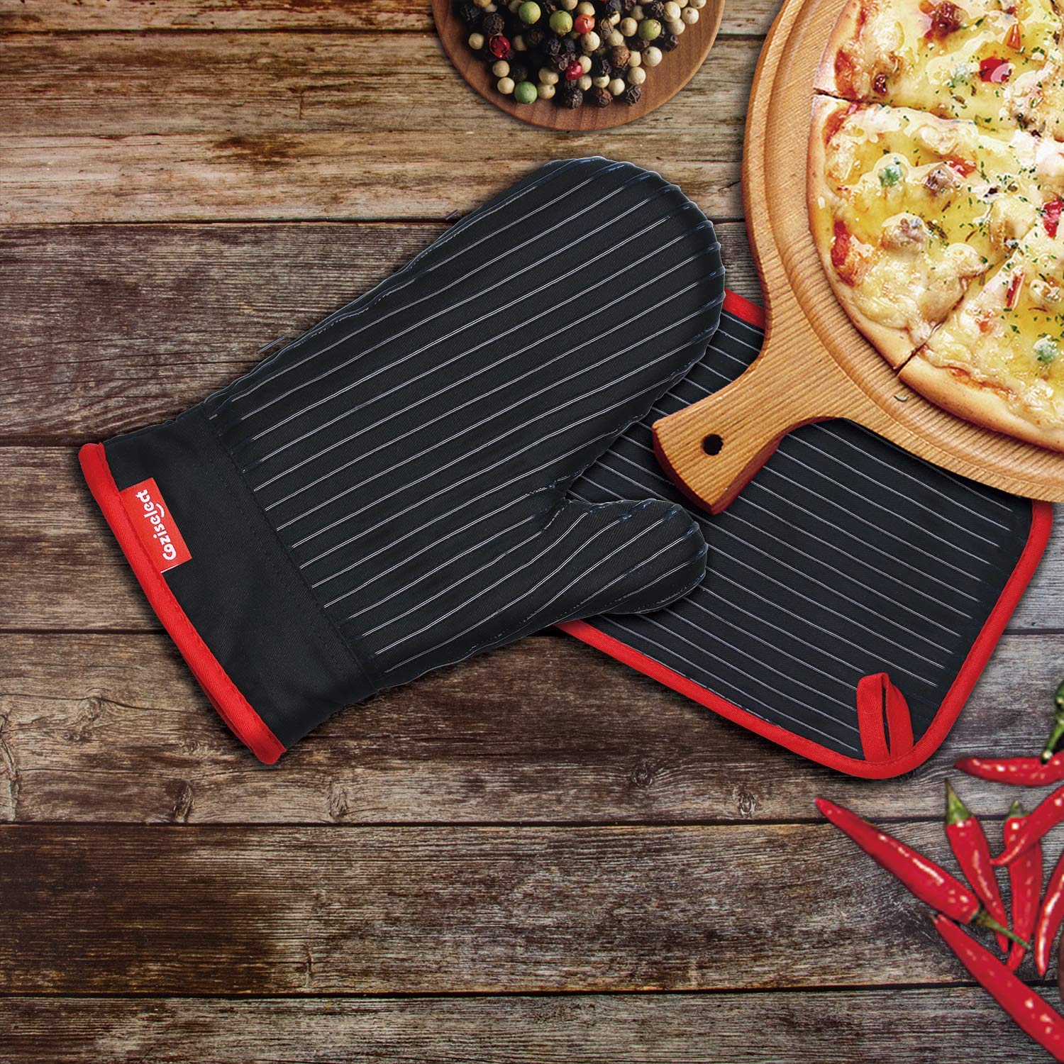Coziselect potholders with anti-slip strips for stable lifting of pans.