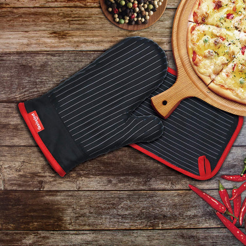 Coziselect potholders with anti-slip strips for stable lifting of pans.