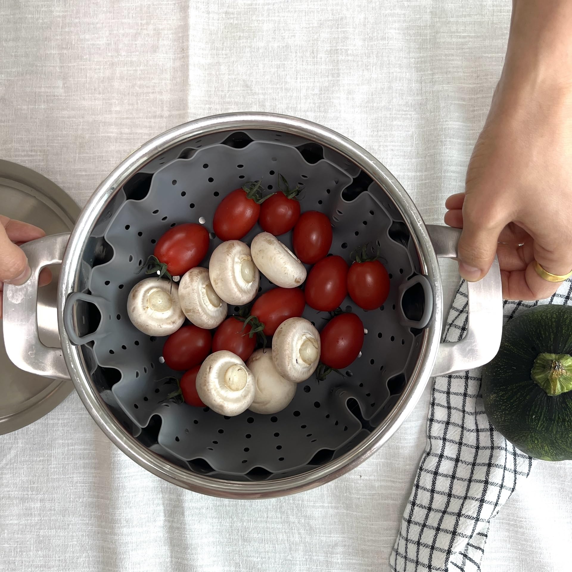 Cozymomdeco flexible steamer handle provides cool-touch handling.