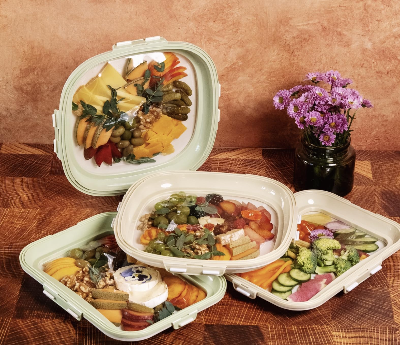 Crudités picnic-friendly set supports lunch prep and portable meals anywhere