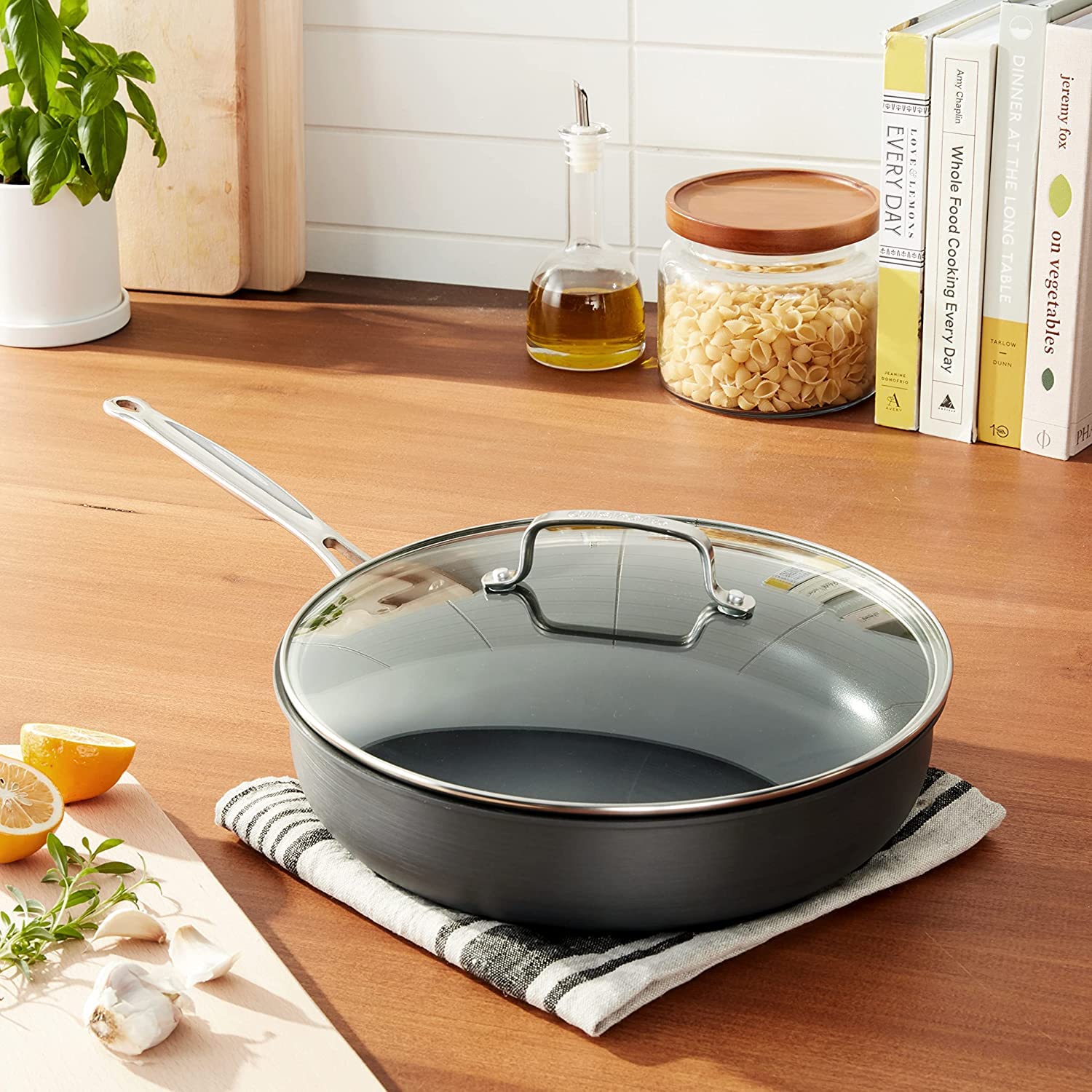 Cuisinart drip-free pouring rim minimizes spills during cooking.