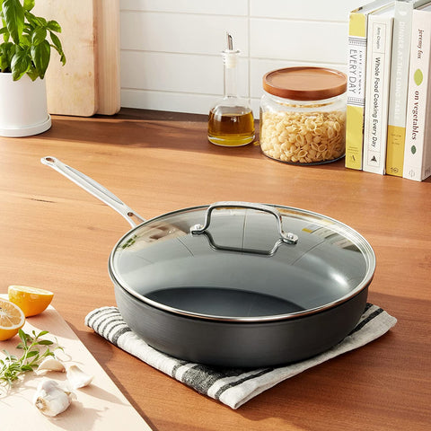 Cuisinart drip-free pouring rim minimizes spills during cooking.