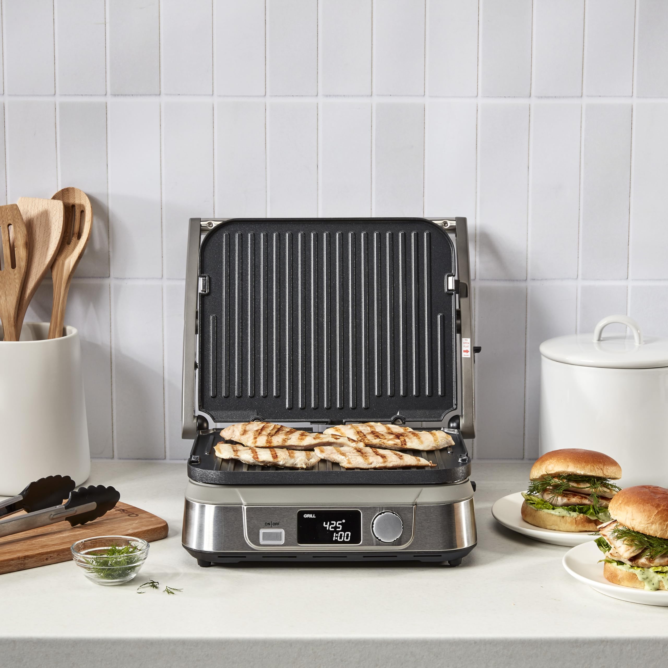 Cuisinart Griddler FIVE dishwasher-safe plates simplify cleanup.