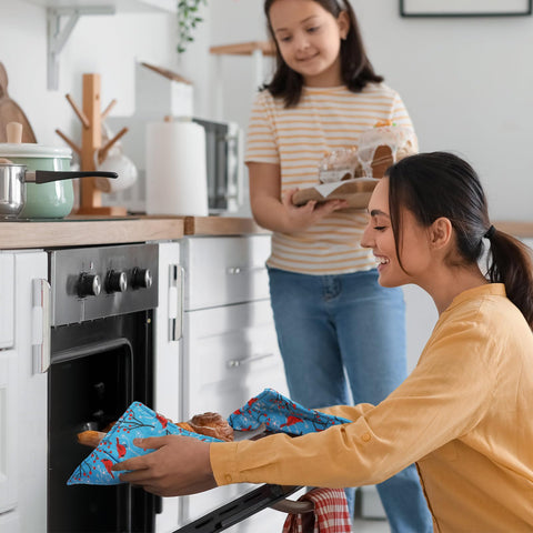 Cunhill heat-resistant hot pads prevent burns when handling bowls