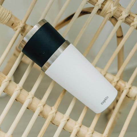 Travel-friendly design helps keep coffee hot during commutes.