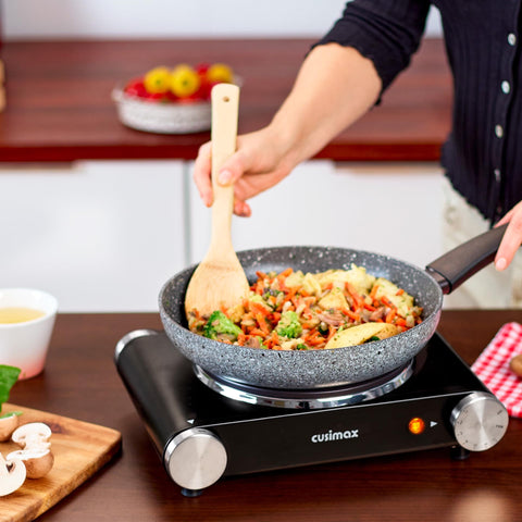 CUSIMAX hot plate shows 1500W power with adjustable settings for rapid, precise heating