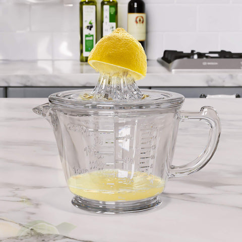CuttleLab built-in draining holes stop seeds from falling into juice.