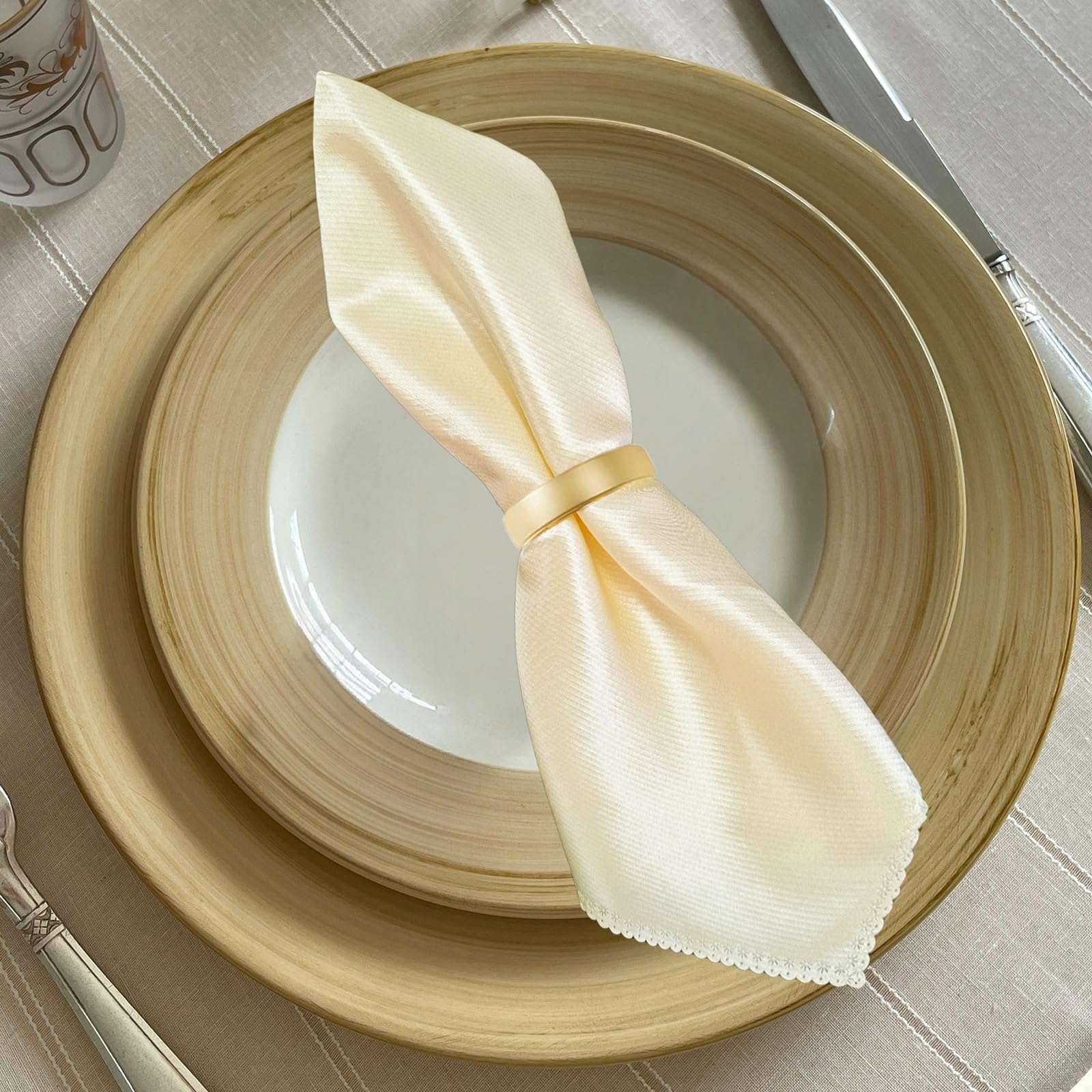 CYRYLC festive napkin ring for holiday dining and celebrations