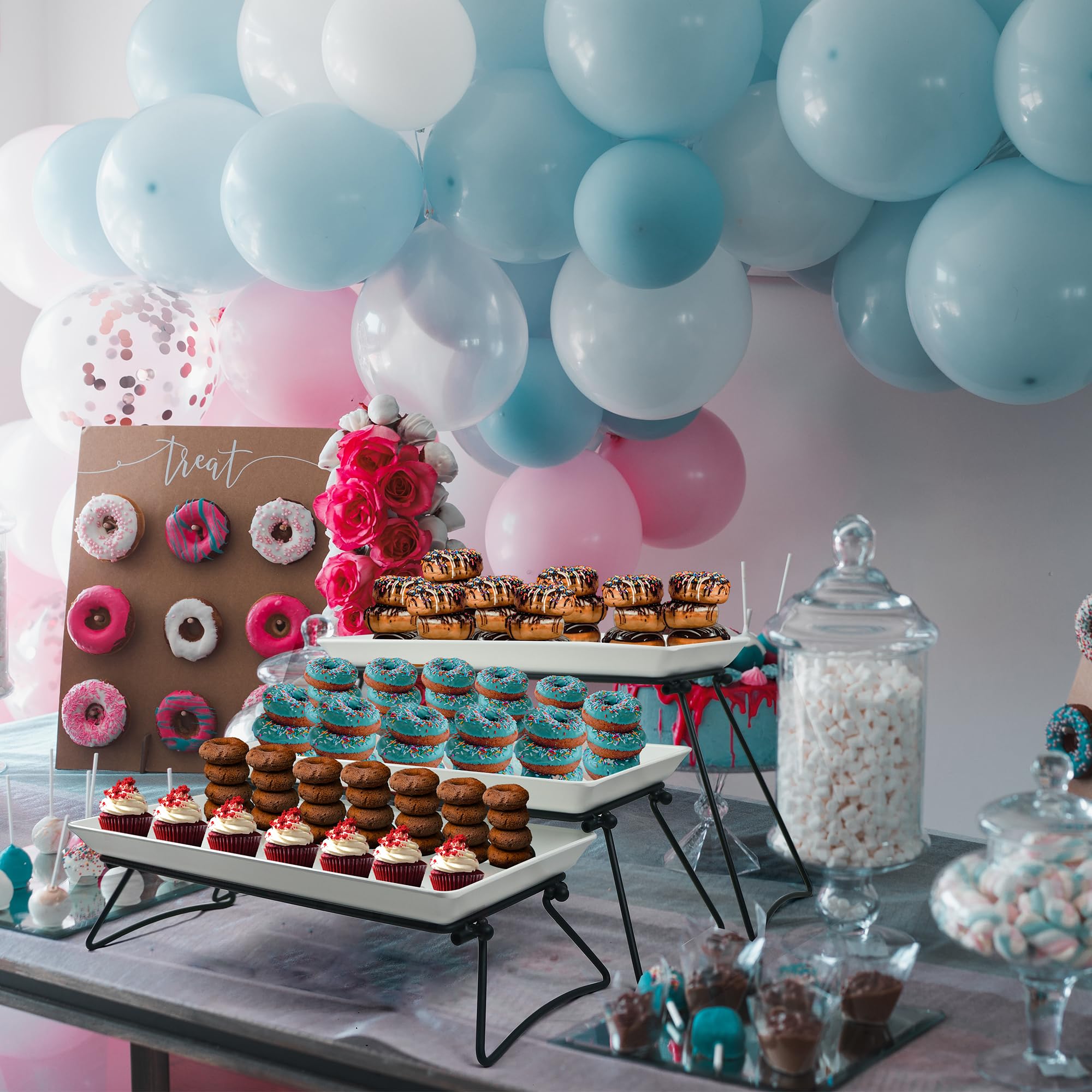 Czlizdyt party buffet display stand adds an elegant focal point.