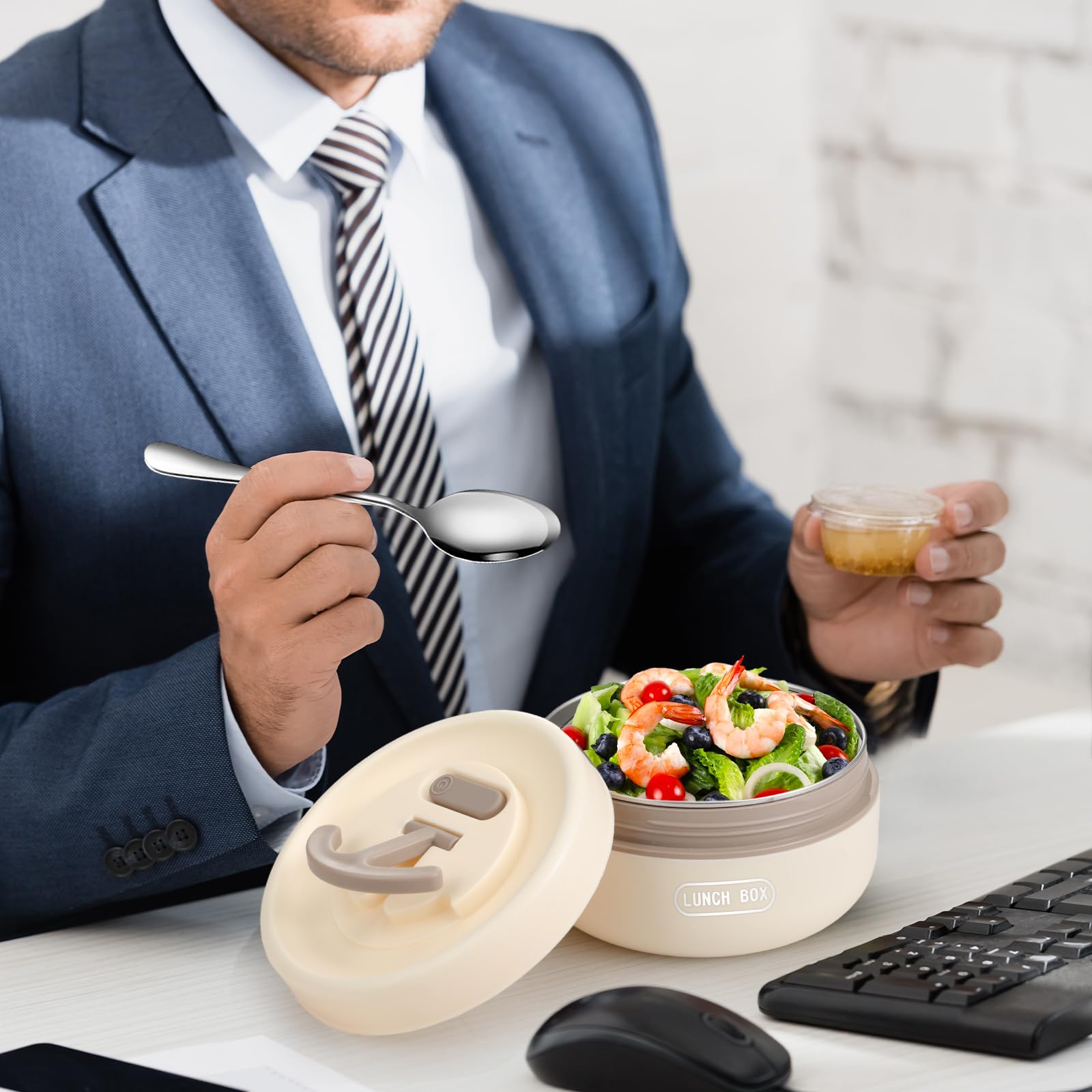 Dandat stainless steel chopsticks included for versatile meal options.