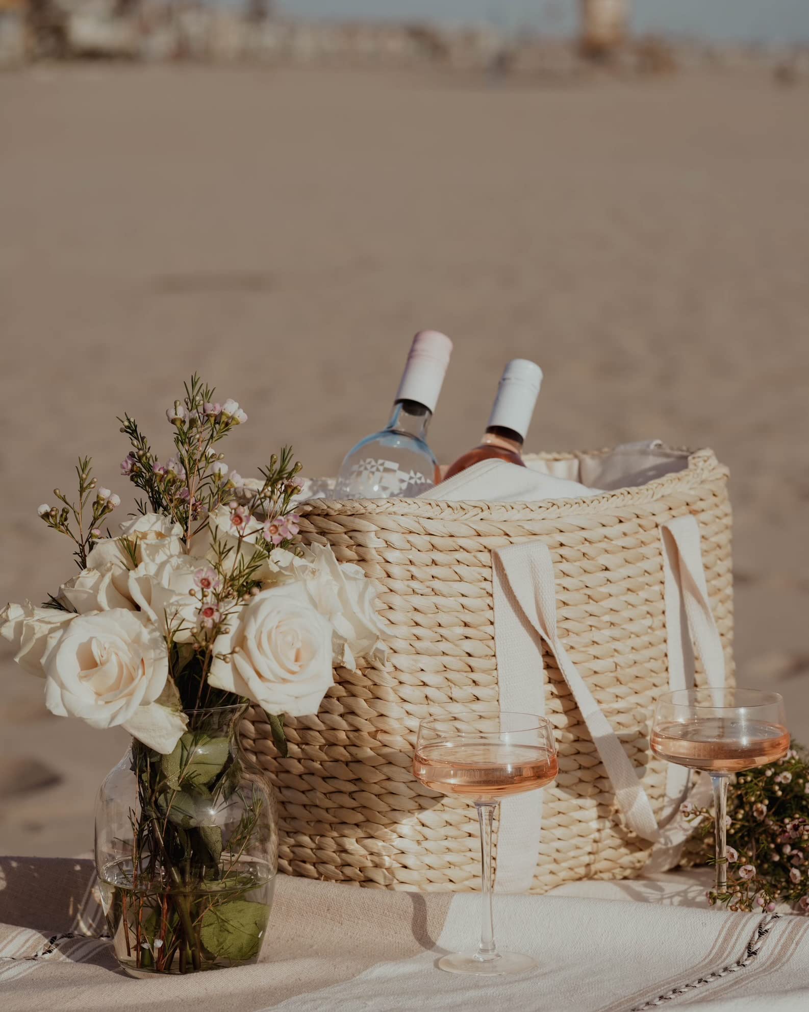 Daytani insulated beach cooler bag in tote mode for versatile carry