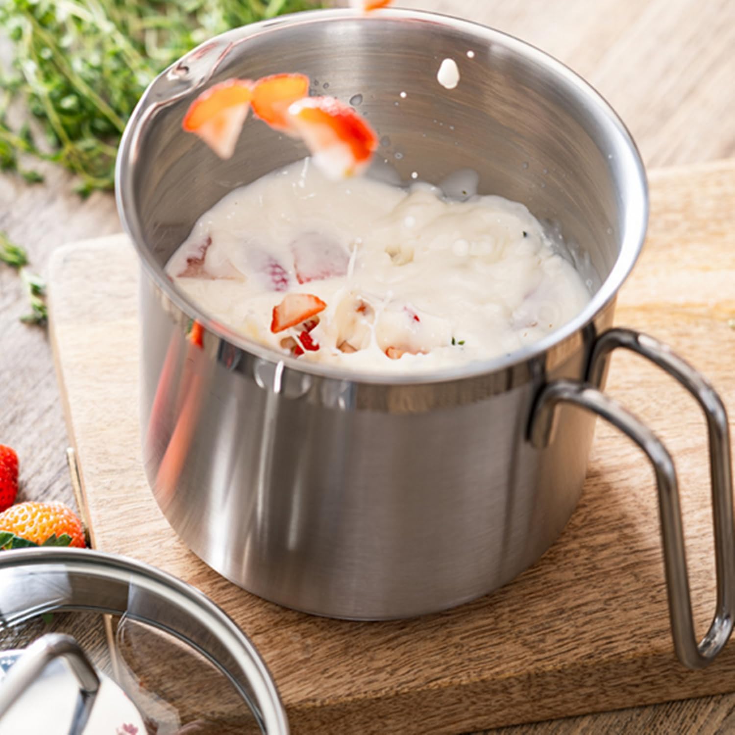 DCIGNA 2-5-quart saucepan with measurement marks for precise cooking.
