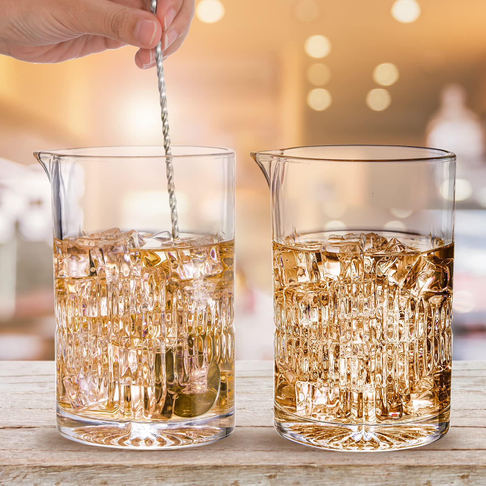 DEAYOU wide-mouth beak facilitates stirring and pouring into a strainer