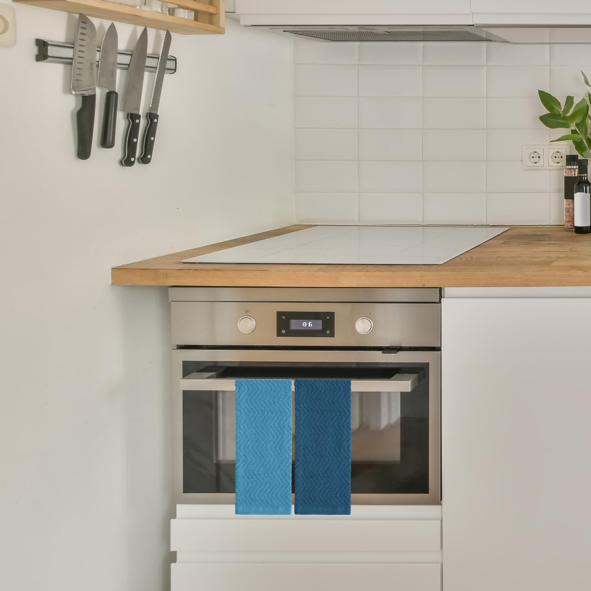 DecorRack towel features soft, lint-free cotton to protect delicate surfaces
