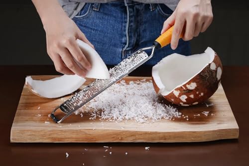 Deiss PRO chocolate shavings topping desserts with delicate texture.