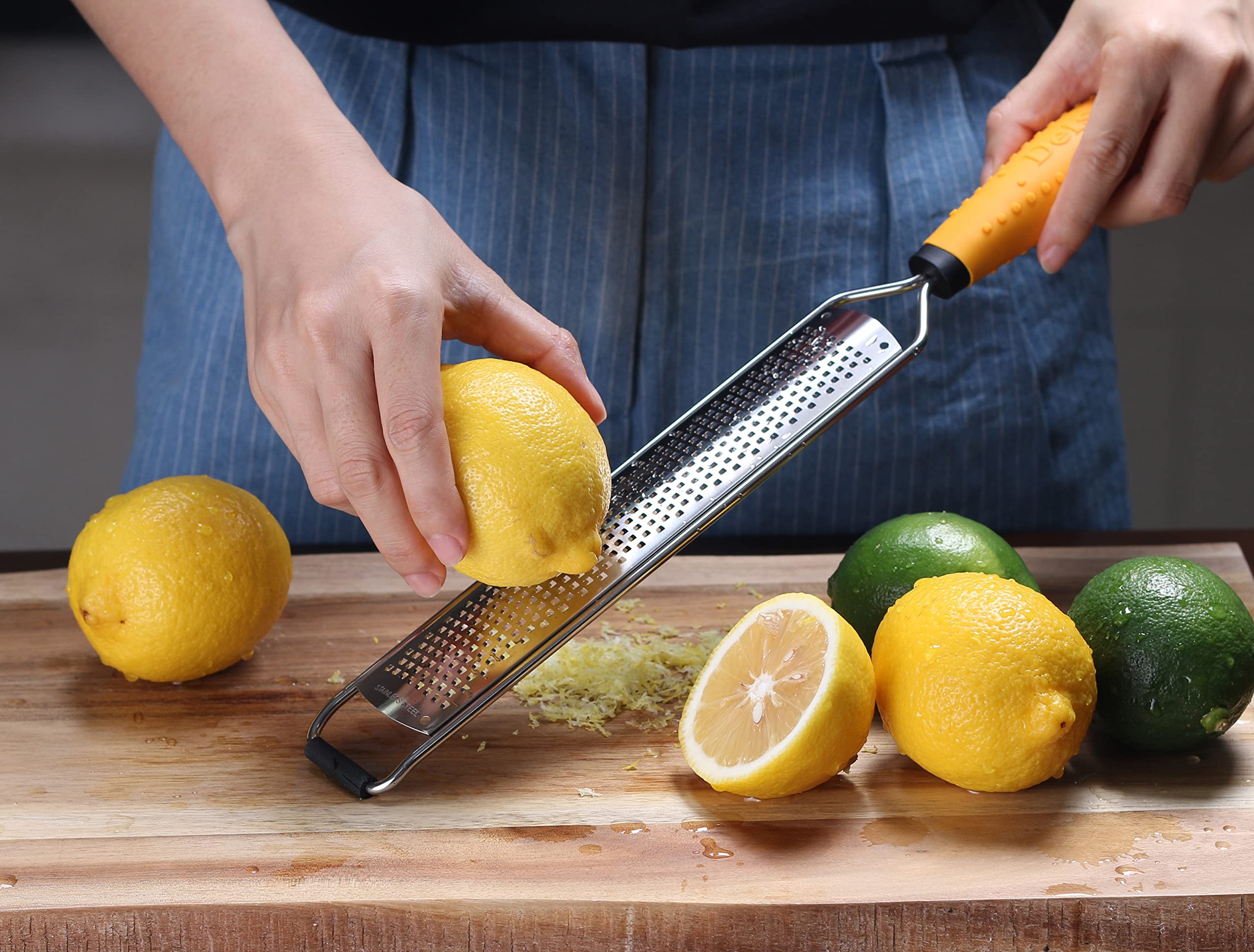 Deiss PRO non-slip handle provides comfortable control during grating.