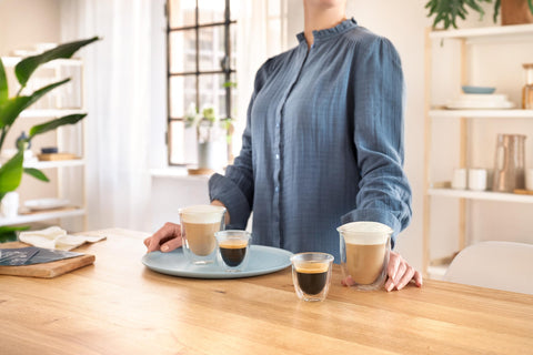 De'Longhi borosilicate thermal glasses close-up shows double-wall insulation for a cool-to-touch grip.