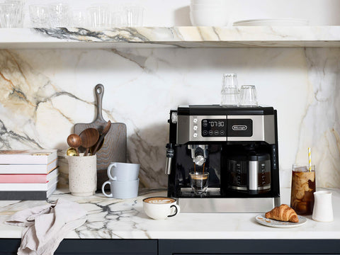 De'Longhi COM532M spill-proof carafe for clean, mess-free pouring.
