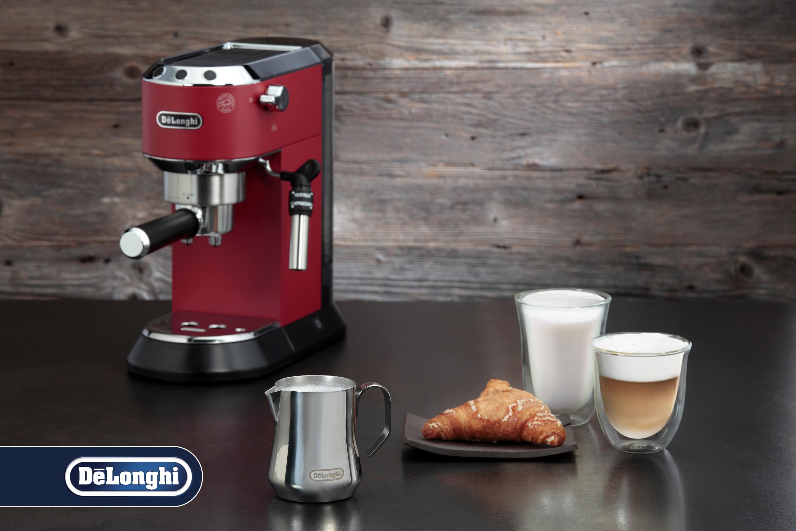 De'Longhi DLSC060 frothing jug with pour spout for precise latte foam control.
